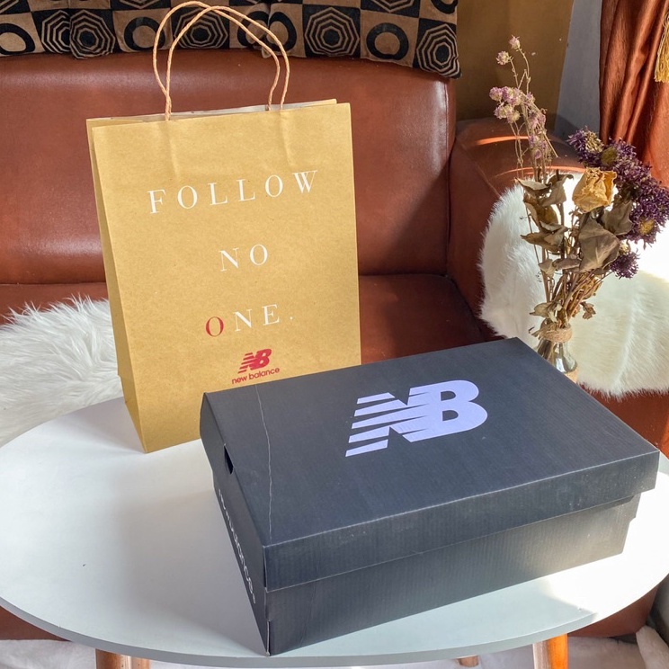 

Promo Diskon Paper Bag dan Box Sepatu NB Tempat Kotak Kado Paper Box New Balance