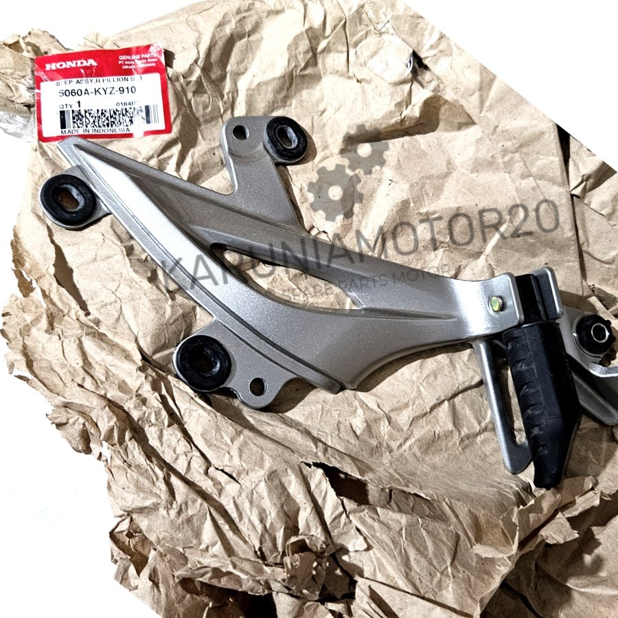 Dudukan Footstep Assy Kanan Supra X 125 Helm in Original AHM 5060A-KYZ-910