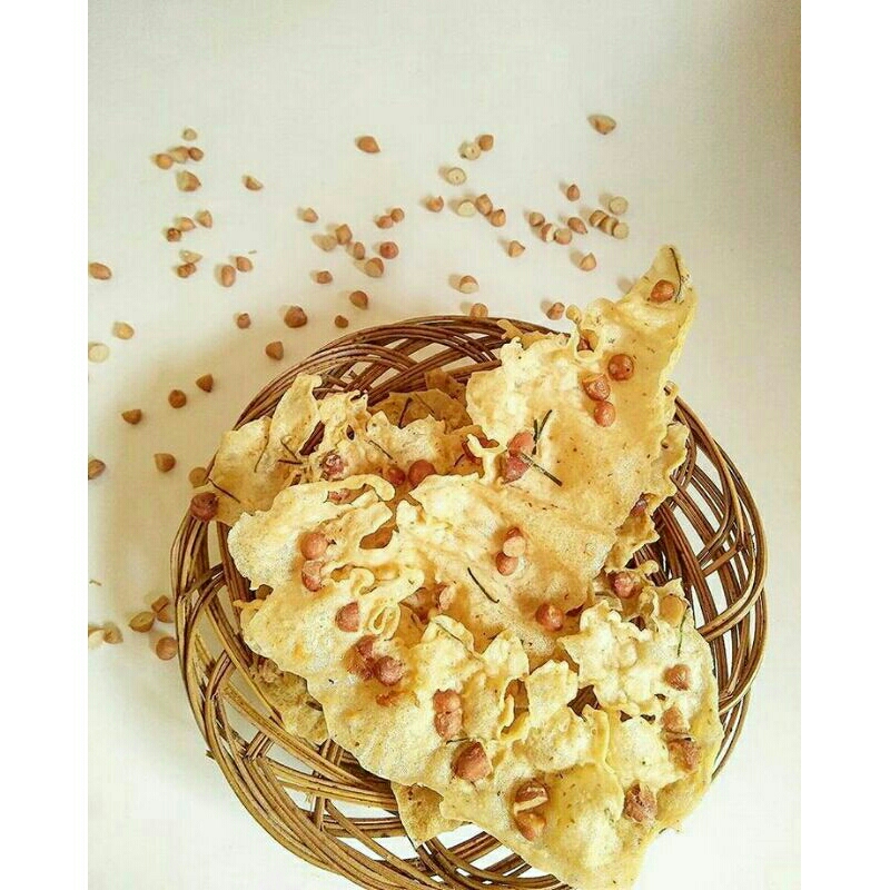 

peyek mami gemoy dan keripik pangsit pedas manis,origini daun jeruk