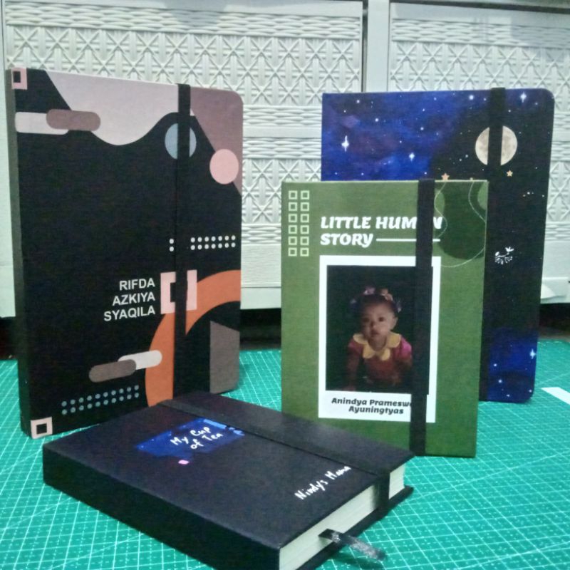 

Notebook A6 Custom Nama Gambar Foto Hard Cover Pita Pembatas Karet Penjepit
