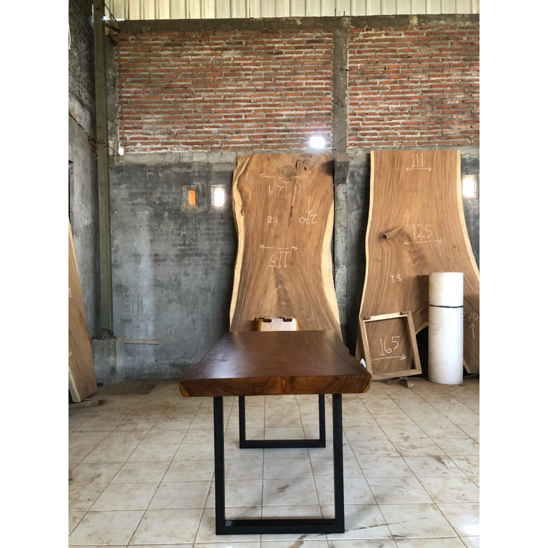 Meja Makan Solid Trembesi Kaki Besi Hollow