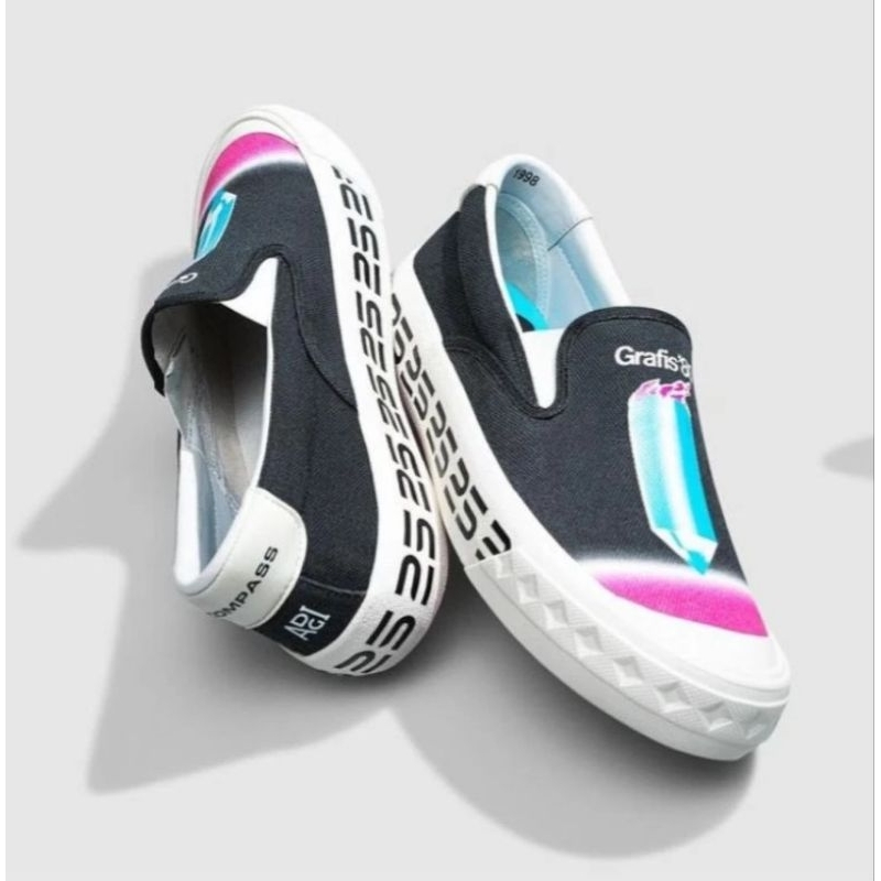 Sepatu Compass slip on grafis 80