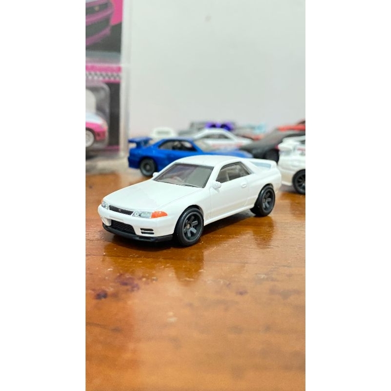Hotwheels premium Nissan Skyline R32 white diorama