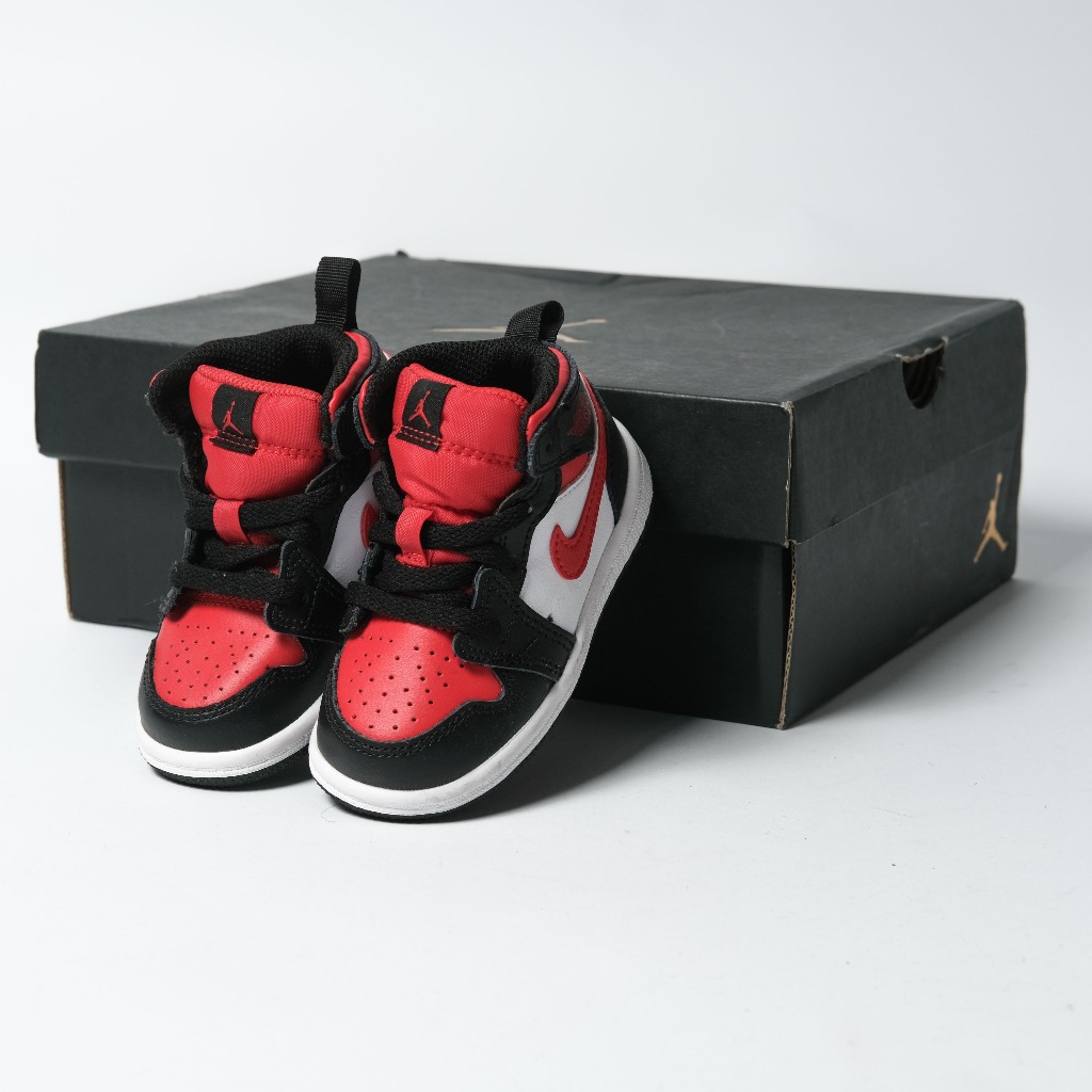 SEPATU AIR JORDAN 1 MID KIDS - WHITE BRED TOE