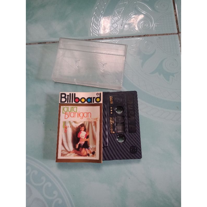 Kaset Laura Branigan hold me