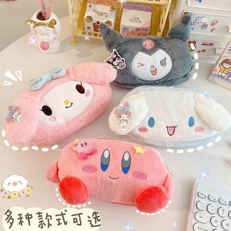 

TEMPAT PENSIL KOTAK PENSIL PENCIL CASE SANRIO MELODY KIRBY KUROMI CINNAMOROLL TEMPAT KOSMETIK PENSIL SERBAA DOMPET MELODY PANJANG BULU POM2 LEMBUT IMPOR