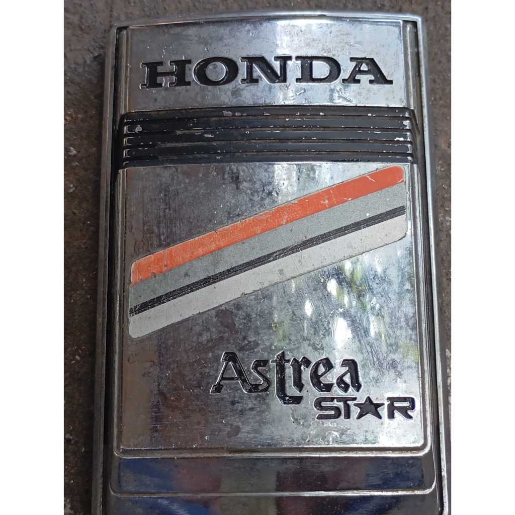 EMBLEM PANEL DADA DASI DEPAN MOTOR HONDA ASTREA STAR ORIGINAL BEKAS