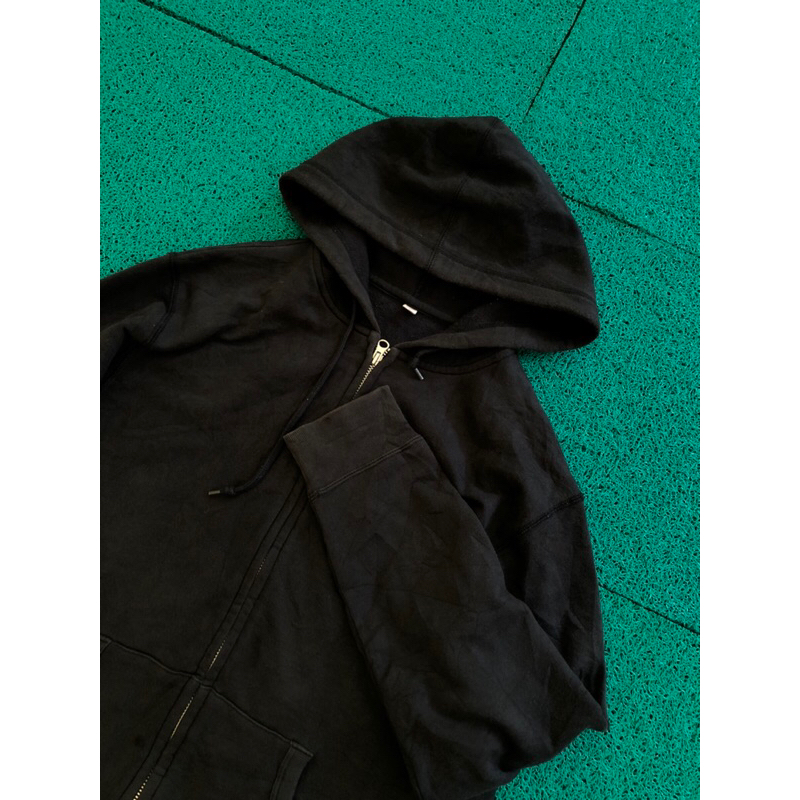 zh uniqlo hitam