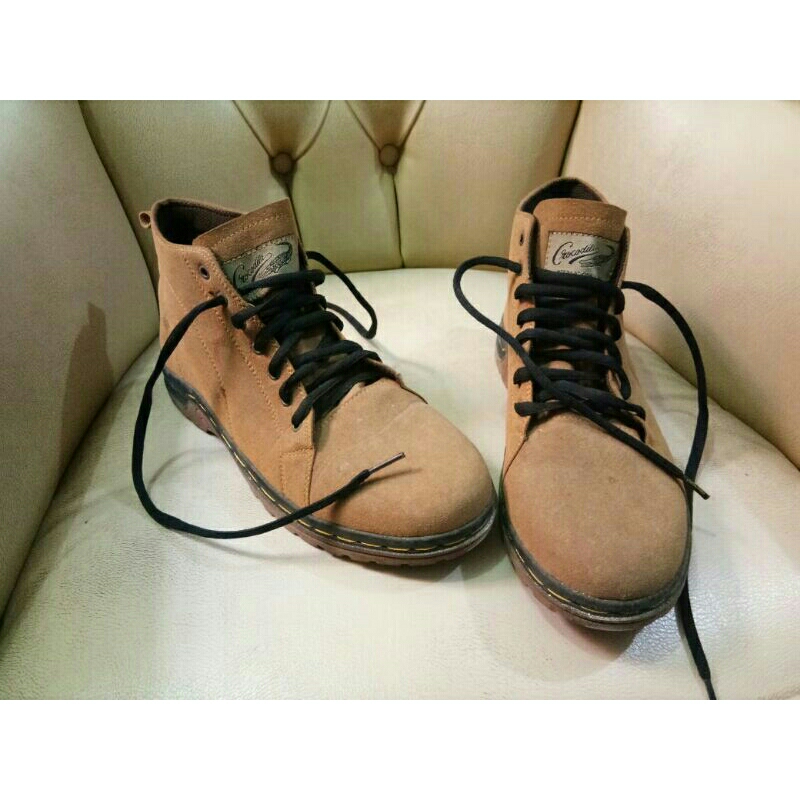 Sepatu Pria Sneakers size 43