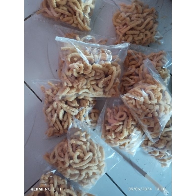 

Cemilan Gurih dan Enak Snack Ketan Manis Produk Rumahan