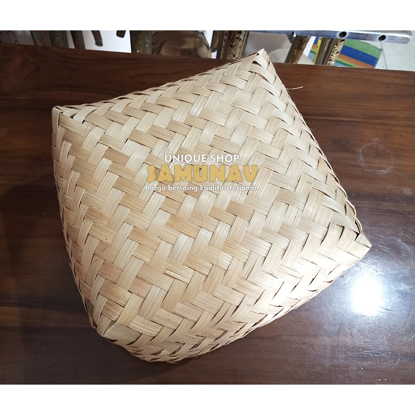 

Besek bambu untuk packing blangkon