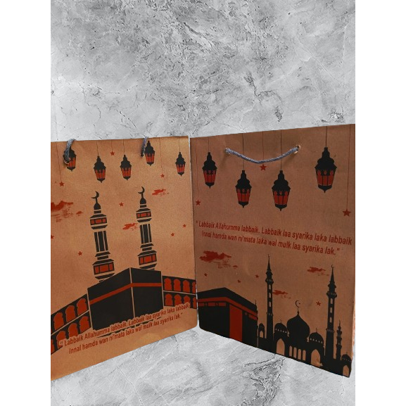 

Tas Kertas Souvenir HAJI atau UMROH t25x20x10 per 12 pcs / 1 Lusin