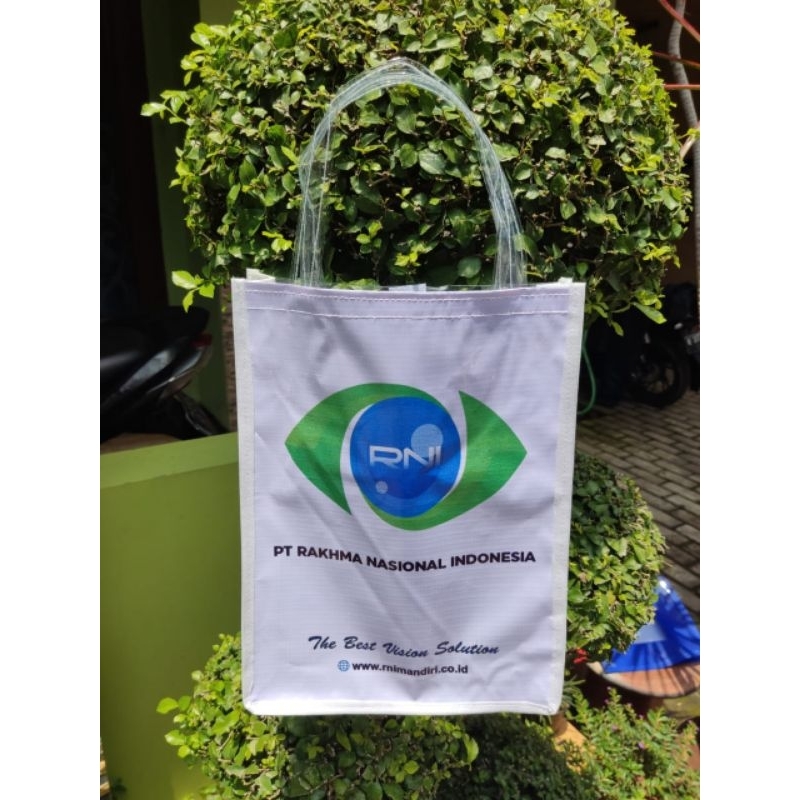 

Tas Promosi Produk Perusahaan Seminar Toko / Goodie Bag Souvenir Mika Banner Custom