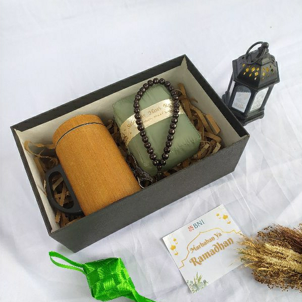 

Souvenir; Gift; Hampers gelas kopi kayu & mukena Jinawi woodcraft