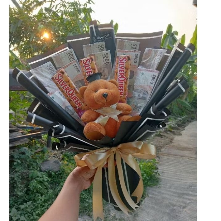 Buket Uang dan Silverqueen, Boneka Wisuda