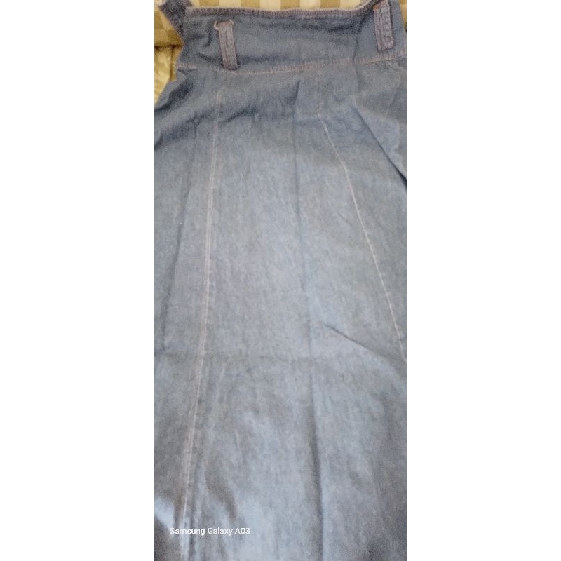 rok jeans panjang warna biru muda