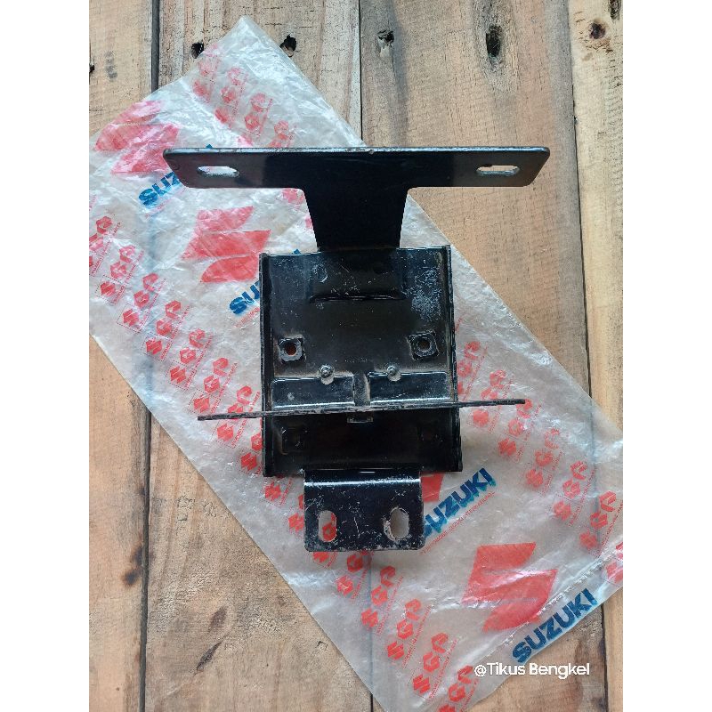 Dudukan Pangkon Spakbor Plat Nomer No Depan Suzuki A100 AX Super Model Semi Trail Original 53356-393