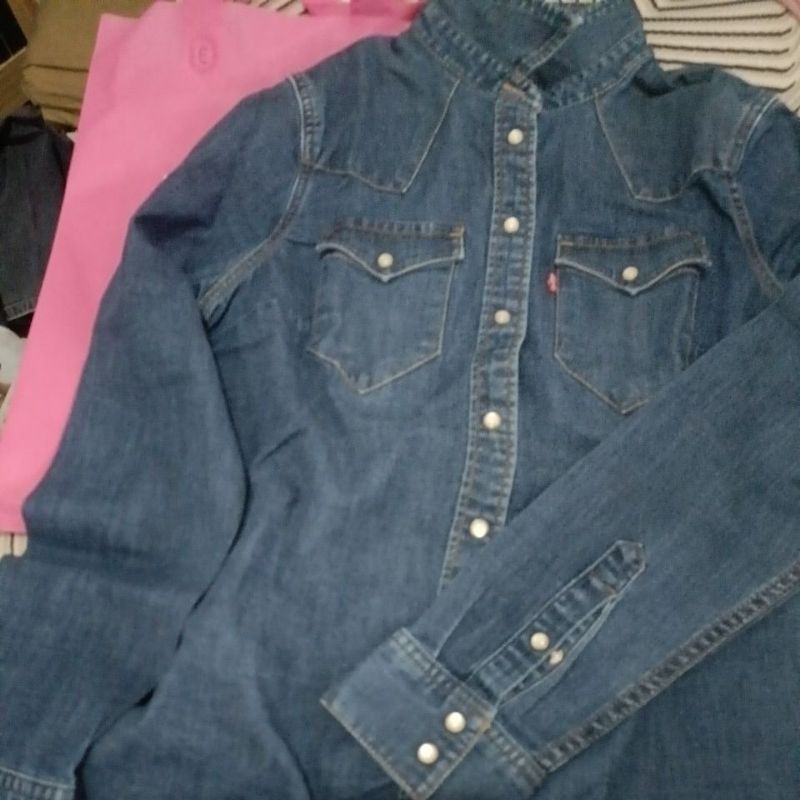 kemeja jeans LEVIS ORIGINAL Preloved ukuran S ( lingkar dada 92 bahan agak ngaret/ Stretch ngikut ba