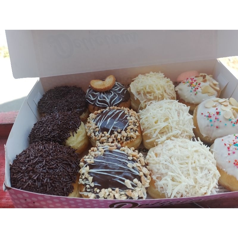 

donat medium ,isi 12 pcs ,hari ini chekout besok di kirim