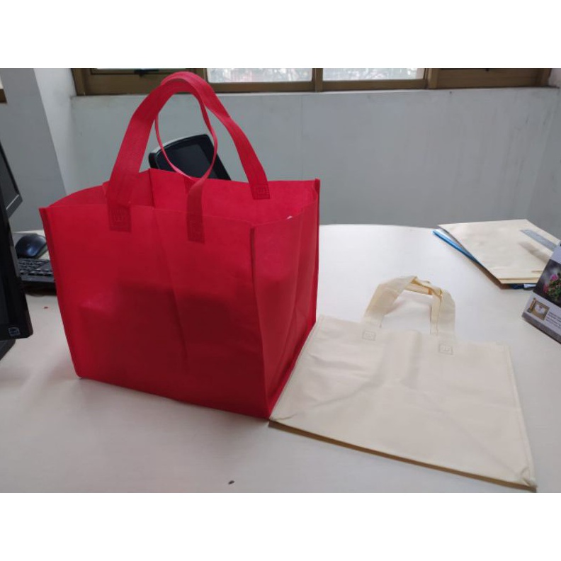 

Terlaris Goodie Bag Tas Spunbond Kotak Jahit 32x27x26 Box Nasi Dus Kue isi 12pcs