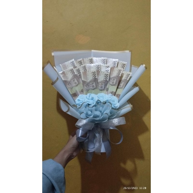 

Bucket kosong tanpa bunga dan snack