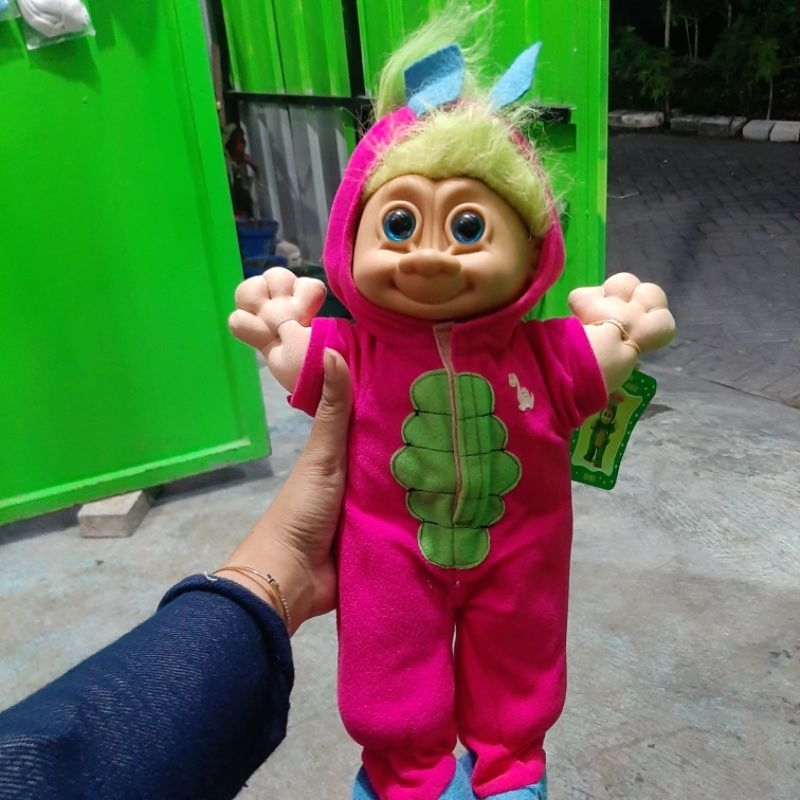 Mainan / figure dikoleksi trolls vintage russ original . Costume dino hijau pink