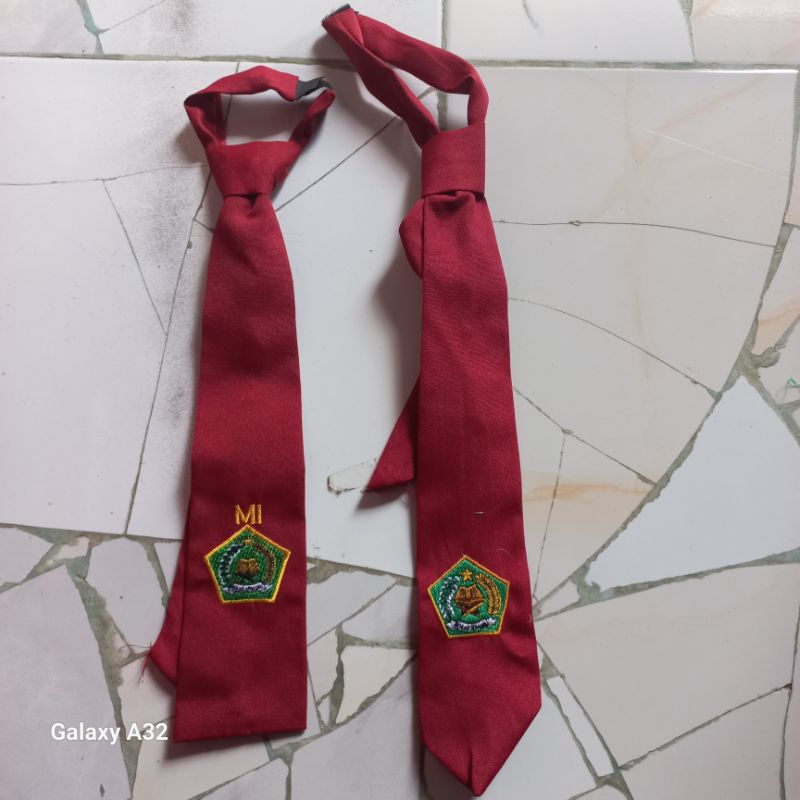 Dasi MI Perekat Panjang Bordir Hijau / Bordir Kuning Dasi mi Bijian