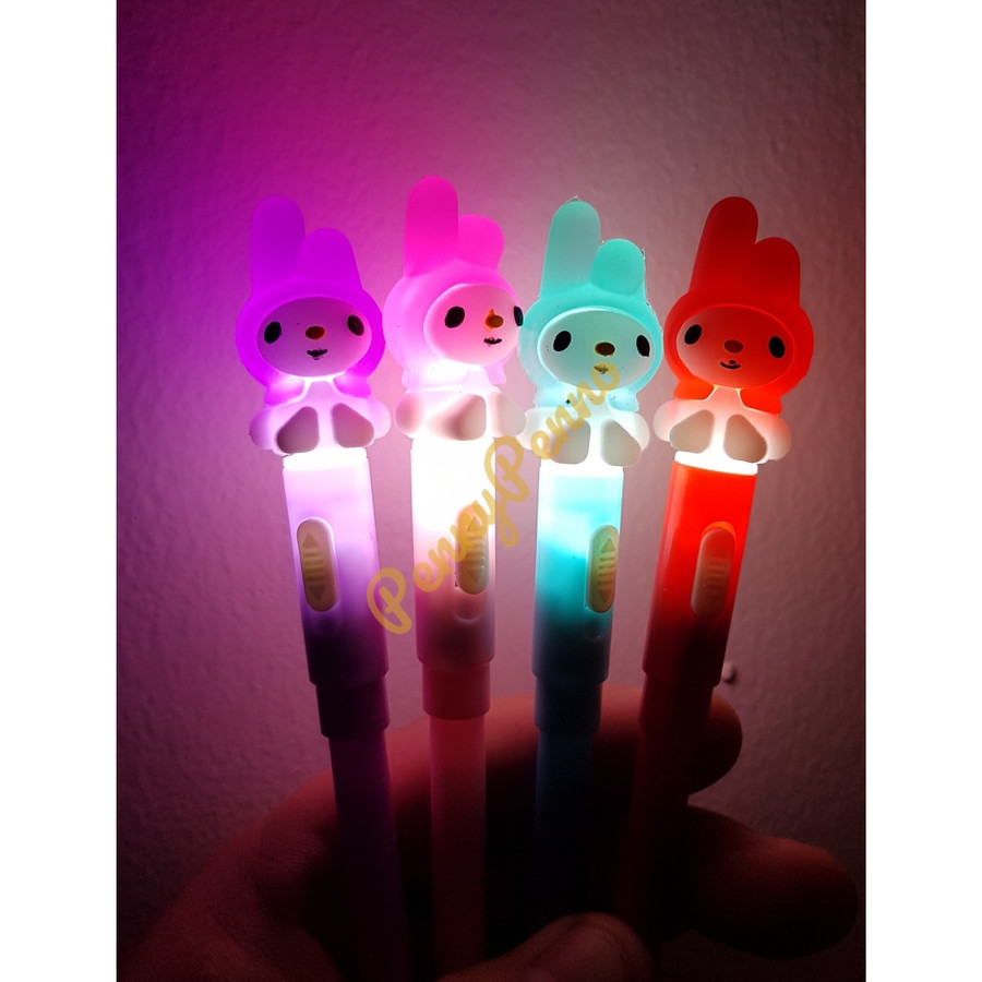 

Pulpen Gel Lampu Bisa Nyala Model Melody / Smile / Avenger / Squid Game / Angsa / Doraemon