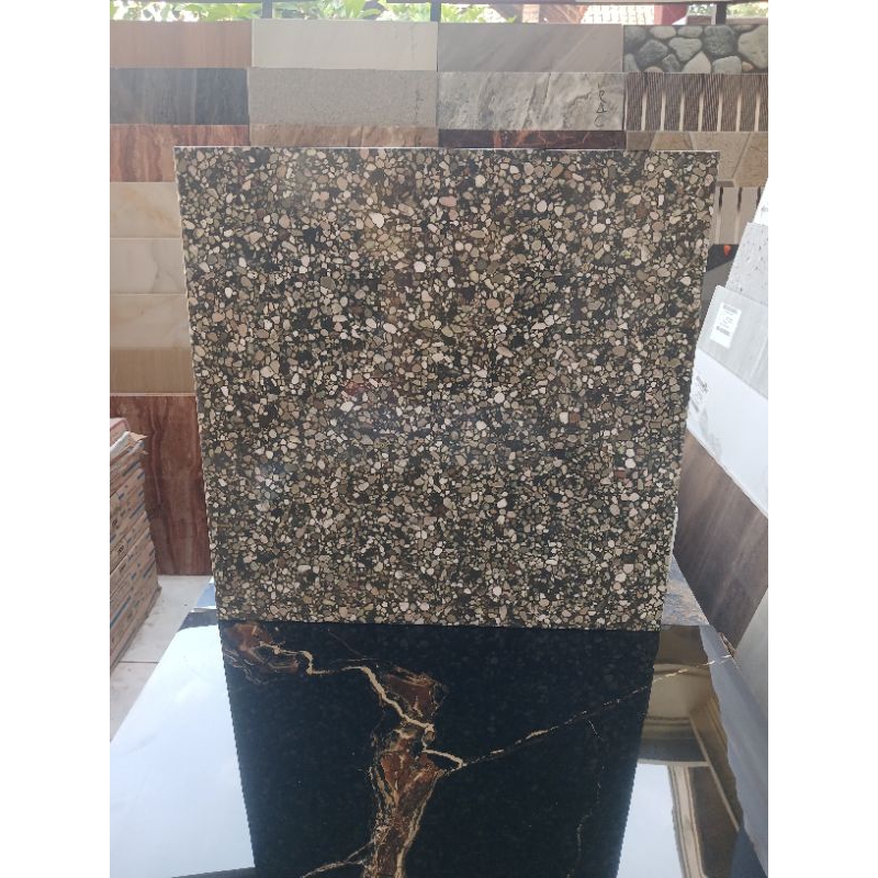 Keramik lantai 50x50 Motif batu glossy merk platinum