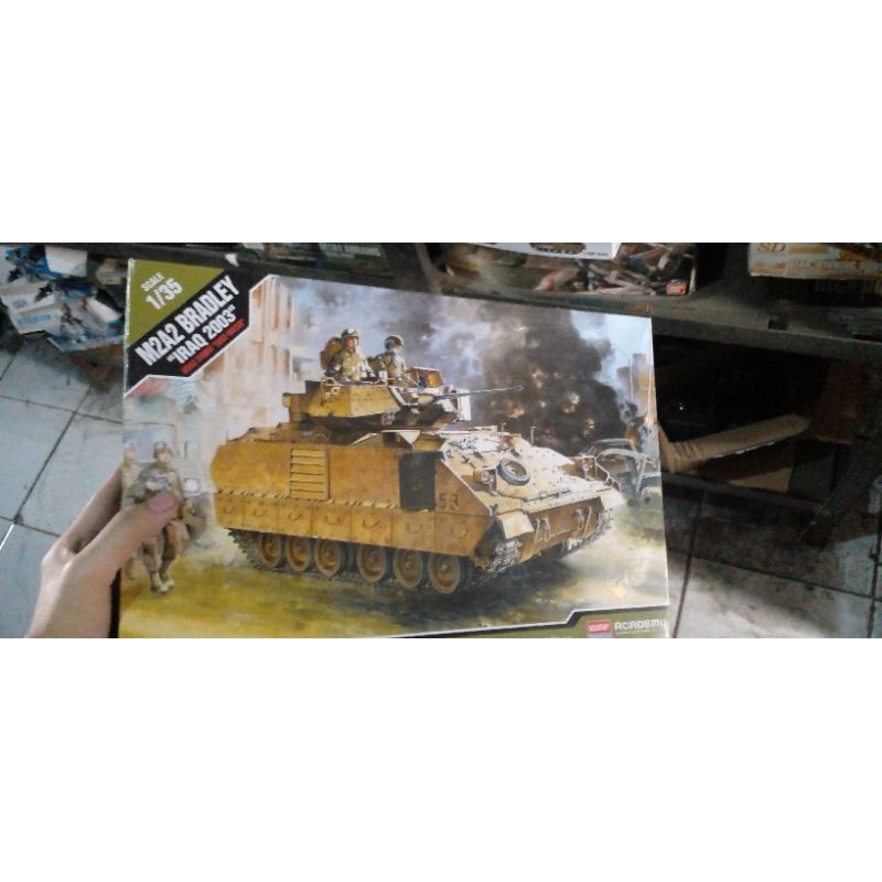 Academy Model kit 1/35 Tank Bradley M2A2 Bradley iraq 2003