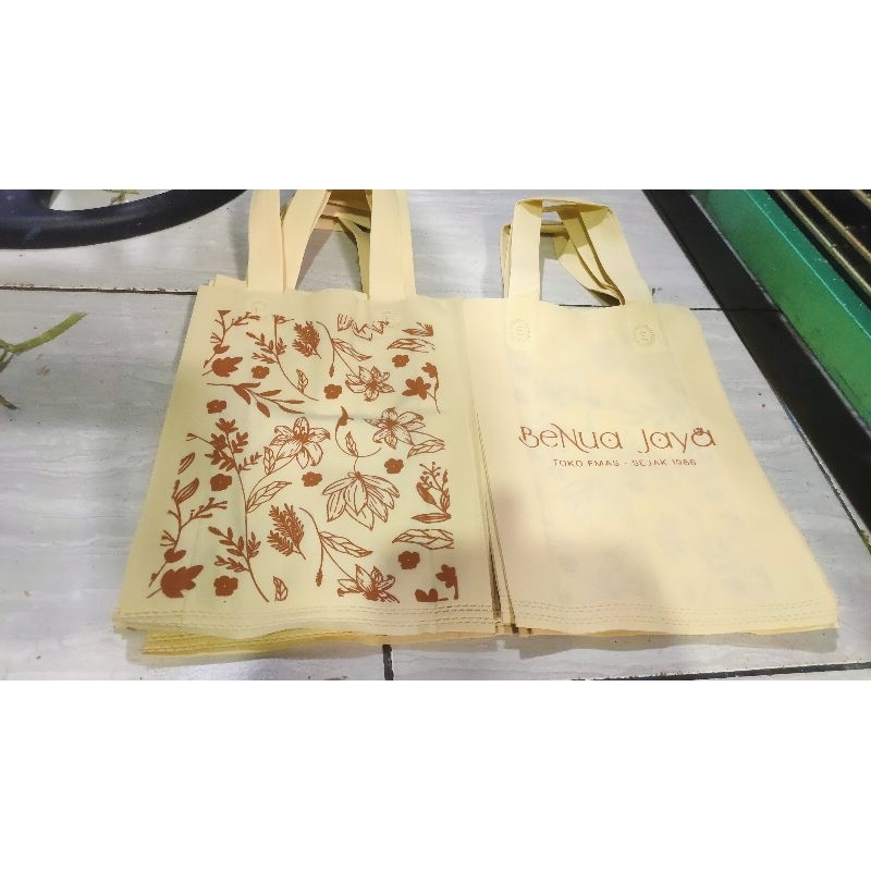 

GoodieBag Spunbond Tali 25x35 bahan 75gsm Sablon 2 sisi