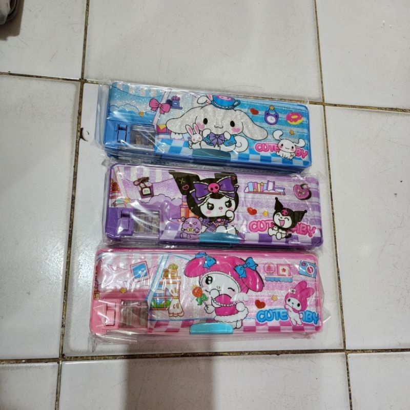 

Kotak Pensil/ Tempat Pensil/ Pencil Case Magnet Metalik Fancy KT-391 Kuromi/ My Melody/ Cinnamorol