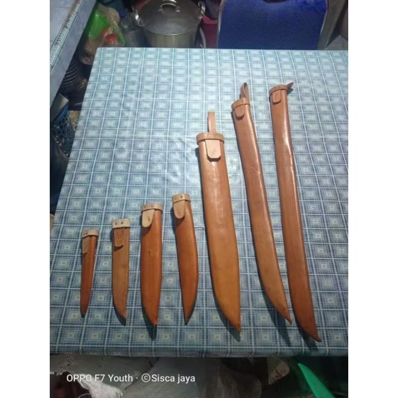 sarung kulit pisau dan pedang