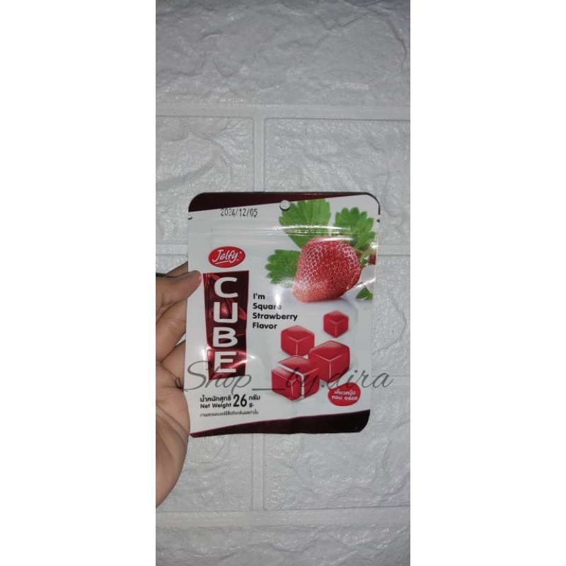

TERLARISSS Permen susu cube strawberry snack thailand