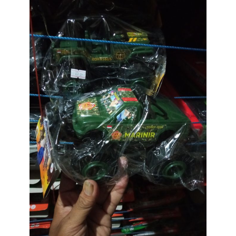 mainan mobil jeep tentara