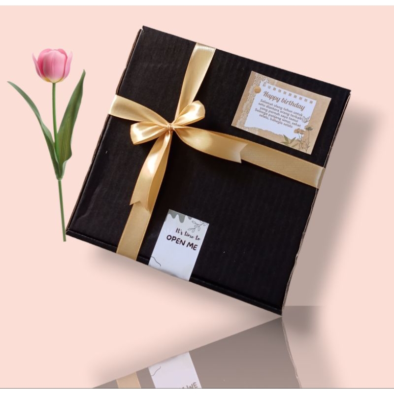 

Box hampers box kado Hitam ukuran 21x21x5cm pita kertas cacah kartu ucapan