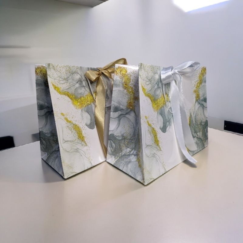 

Paper Bag Motif Marble Tebal Pita Putih Glossy Elegan 32,5x16x25