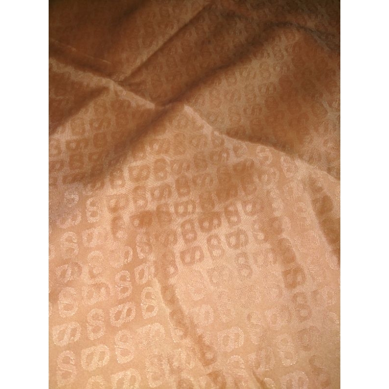 Tapis embosedbuttonscarves warna apricot