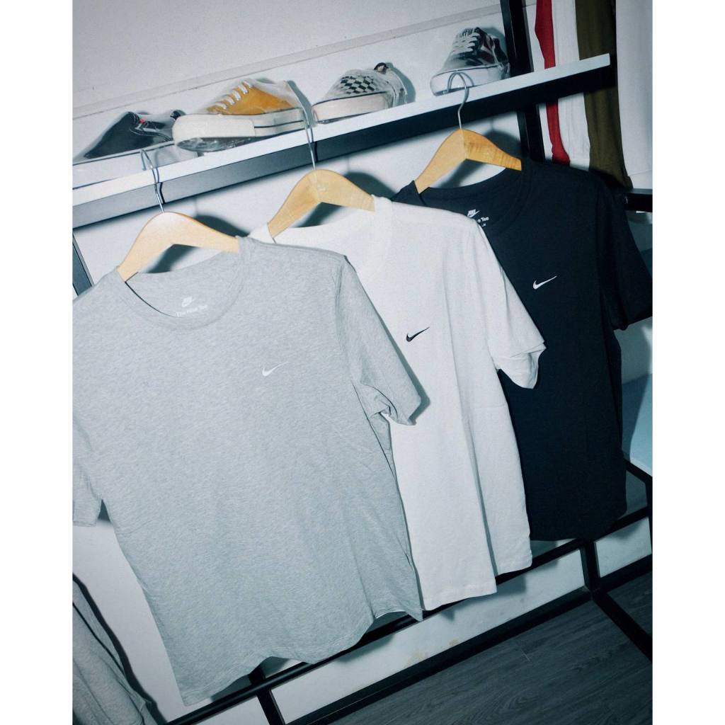 Kaos nike sportswear mini logo tee