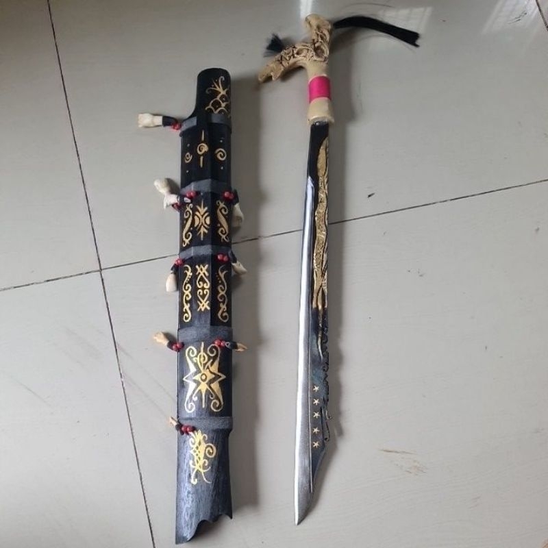 Hiasan Dinding Mandau Dayak Ukir Naga Timbul 65cm – Aksesoris Budaya Kalimantan