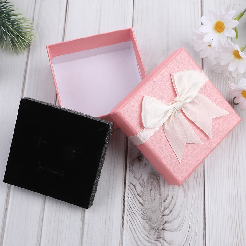 

Gift Box G004M Kotak Cincin Gelang Anting Kalung Hadiah Valentine Ulang Tahun Bron