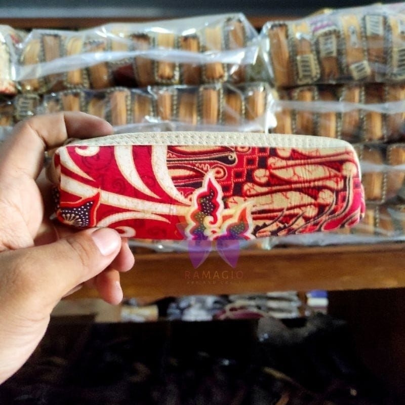 

TEMPAT PENSIL TEMPAT ALAT KECANTIKAN WADAH PENSIL WADAH ALAT KECANTIKAN MOTIF BATIK TRADISIONAL LUCU JADUL