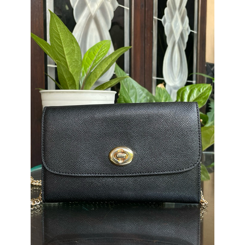 Tas Coach F33390 turnlock crossbody chain black sz 20x12cm