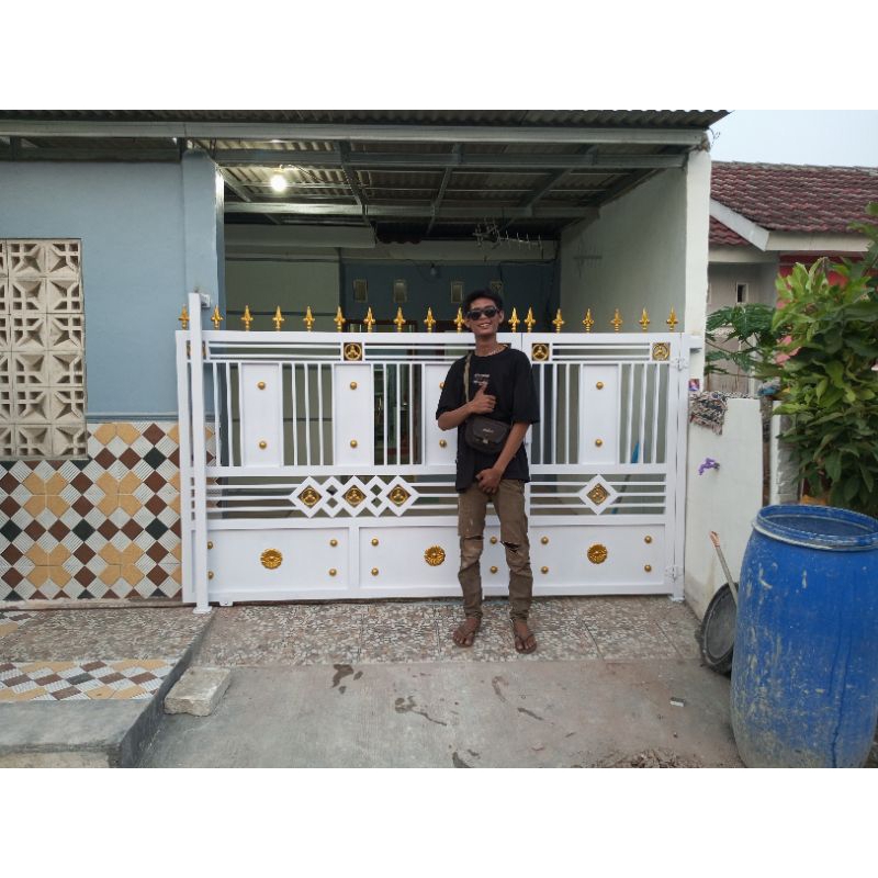 Gerbang minimalis motif Grc serat kayu