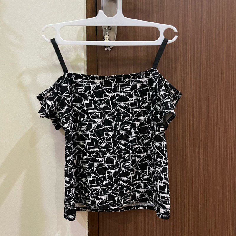 PRELOVED - SABRINA - LEAF HITAM PUTIH/ ATASAN SABRINA/BAJU SABRINA/ KAOS TALI CEWE PEREMPUAN