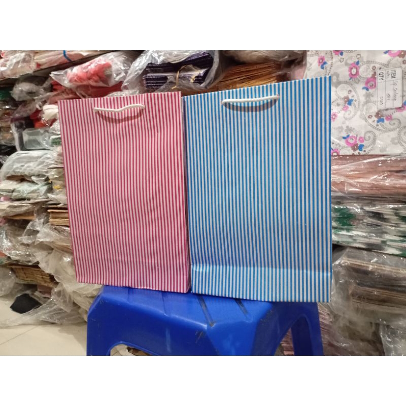 

paperbag garis/salur ukuran buku 20*29*8harga perlusin isi 12 pcs