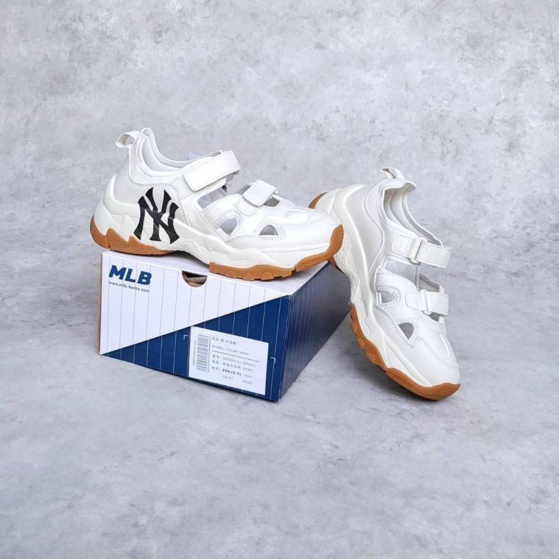 FKSNKRS MLB Big Ball Chunky Mask Beige White gum
