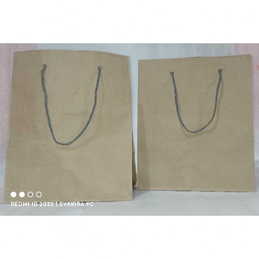 

PAPERBAG POLOS COKLAT UKURAN (21,5 cm * 18 cm)