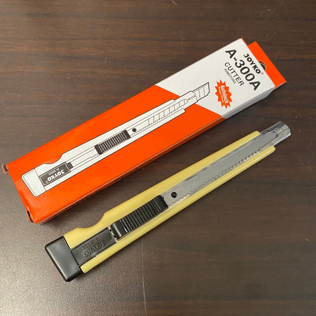 

Cutter JOYKO A-300A Kecil Sillet Pemotong Serbaguna Cuter Pisau Potong Multifungsi Sayat Ukir Alat Kerajinan Tangan Tajam Tajem Tipis Lepas Pasang Refill Ujung Lancip Runcing Peralatan Sekolah Kantor Warna Kuning Cut Silet Gagang Pegangan Pentacle Malang