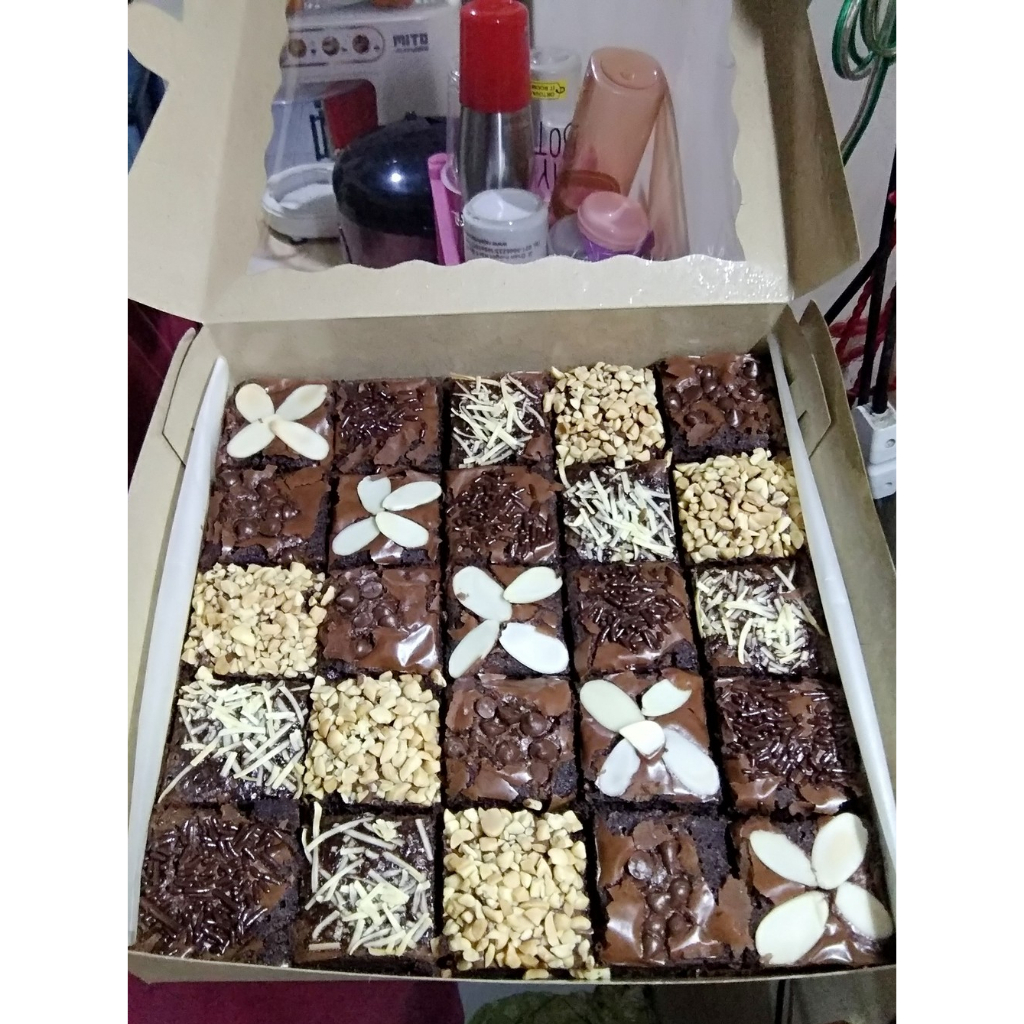 

FUDGY BROWNIES SHINY TOPPING CLASSIC 20X20CM (BACA DESKRIPSI SEBELUM MEMBELI)